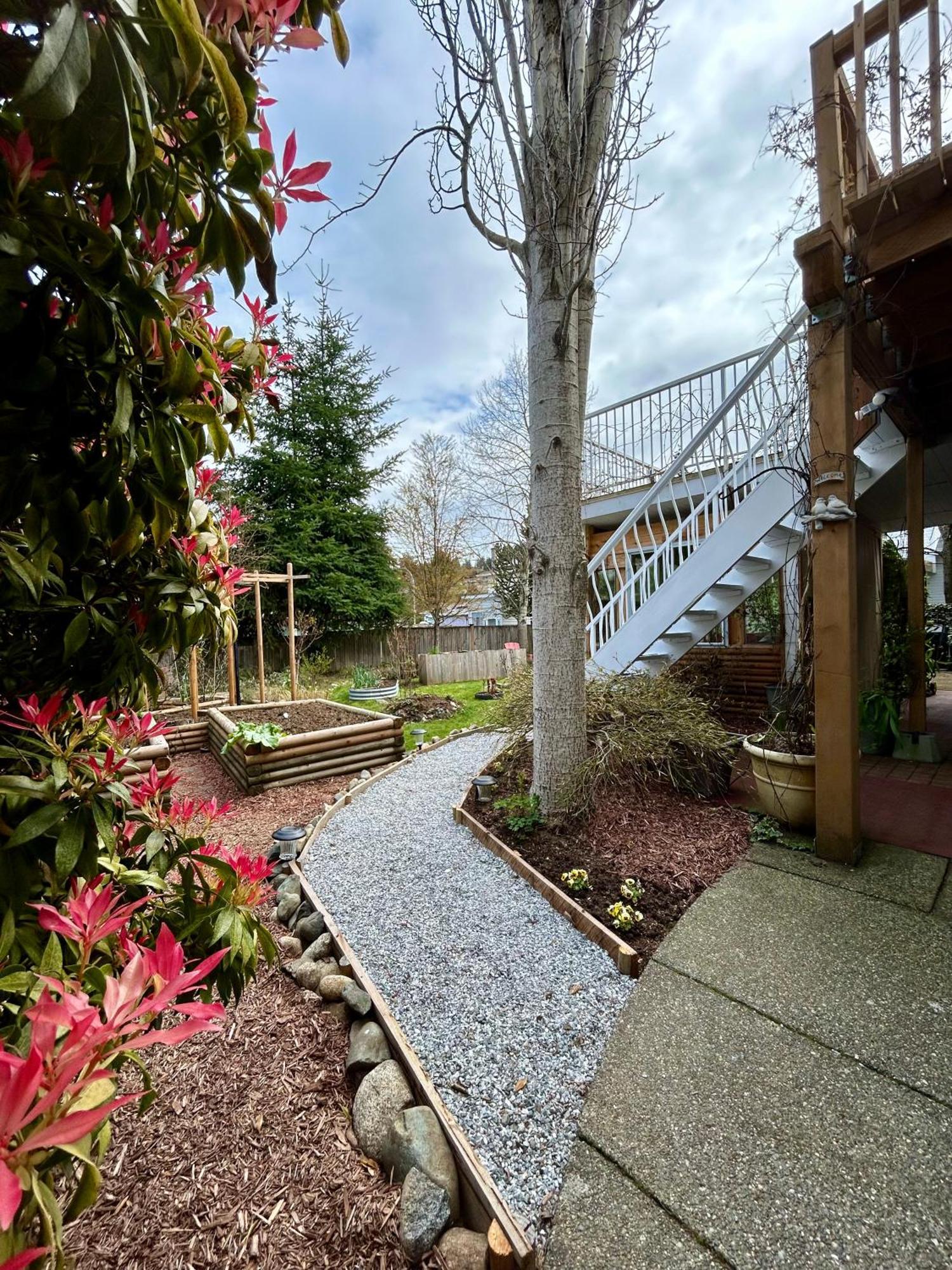 North Nanaimo Gem - Garden-View Room With Private Ensuite Ngoại thất bức ảnh