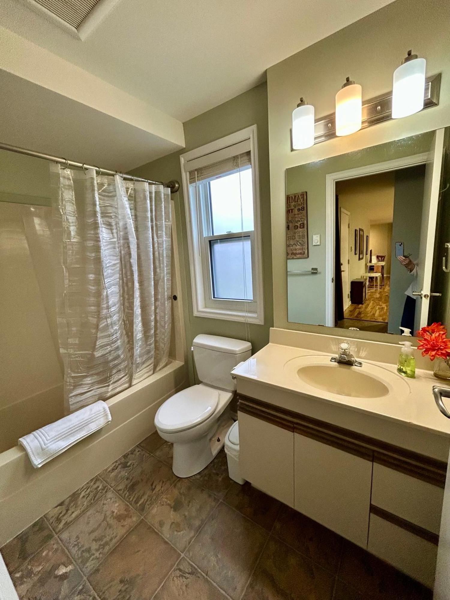 North Nanaimo Gem - Garden-View Room With Private Ensuite Ngoại thất bức ảnh